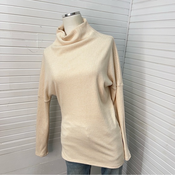 Julia Allert Rib Knit Asymmetric Blouse - Picture 5 of 8